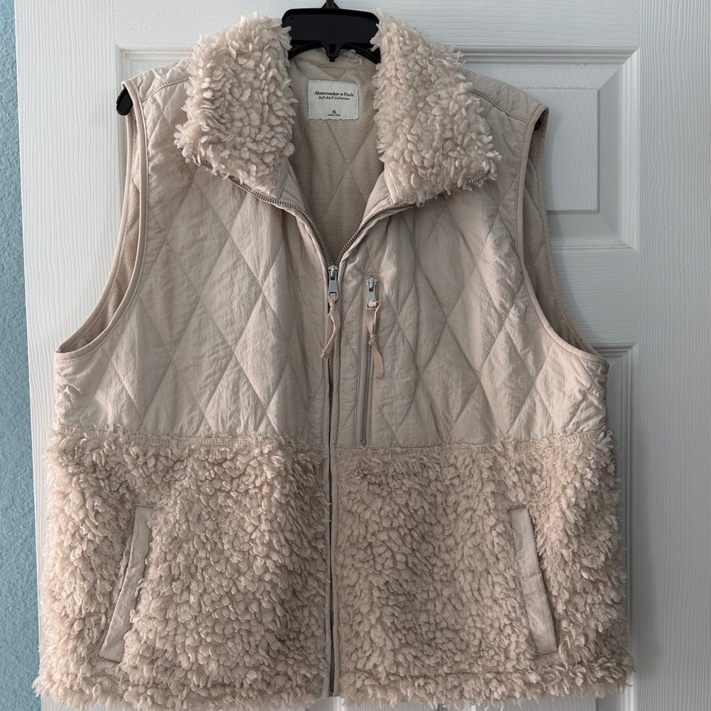 Women's Abercrombie Cream Quilted Sherpa Vest